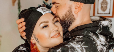 Kira lächelt in die Kamera, ihr Freund Thomas umarmen sie dabei.